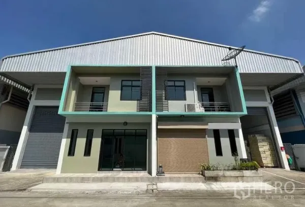 โรงงาน ให้เช่าหรือขายในMueang Samut Sakhon, Samut Sakhon - ด้านหน้าโรงงานพร้อมออฟฟิศ 2 ชั้น ประตูม้วนใหญ่และทางเข้าแบบกระจก ใต้หลังคาเมทัลชีท
