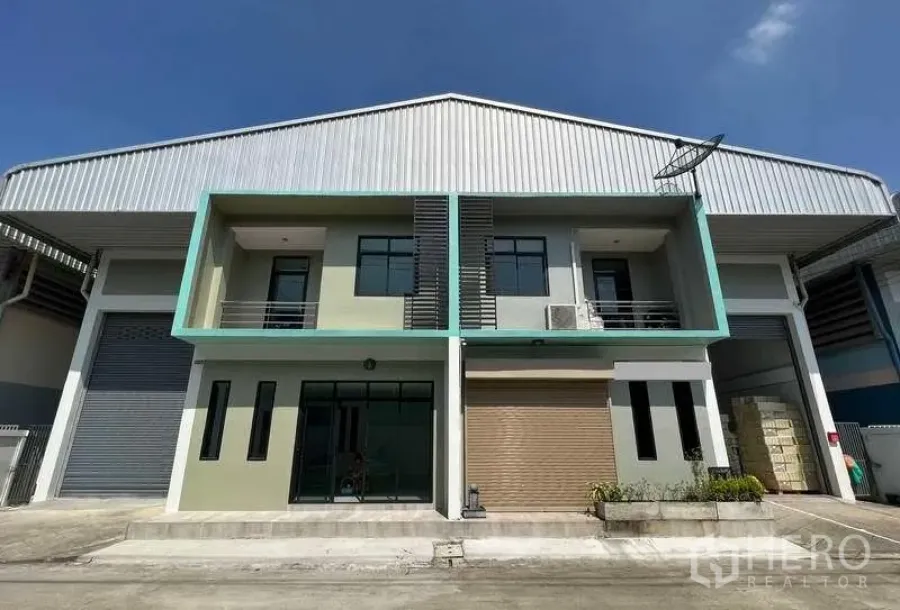 โรงงาน ให้เช่าหรือขายในMueang Samut Sakhon, Samut Sakhon - ด้านหน้าโรงงานพร้อมออฟฟิศ 2 ชั้น ประตูม้วนใหญ่และทางเข้าแบบกระจก ใต้หลังคาเมทัลชีท