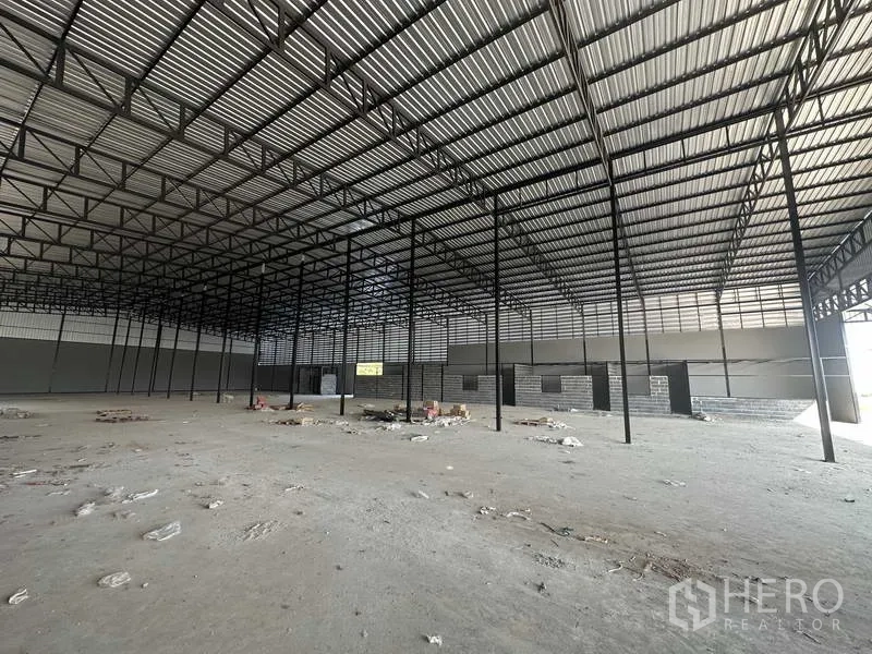 Warehouse for rent in Lam Luk Ka, Pathum Thani - Panoramic view of the warehouse floor with a grid of slender steel columns and lofty roof.