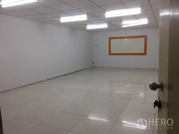 โรงงาน ให้เช่าในLam Luk Ka, Pathum Thani - ห้องอเนกประสงค์สว่าง พื้นกระเบื้องสีขาว ไฟฝังฝ้าแบบกริด