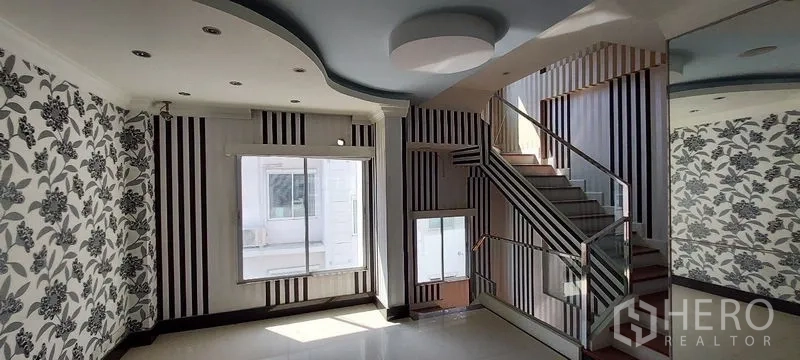 带办公室的家 出售在Wang Thonglang, Bangkok - 楼梯大堂，条纹壁纸、窗户与金属扶手