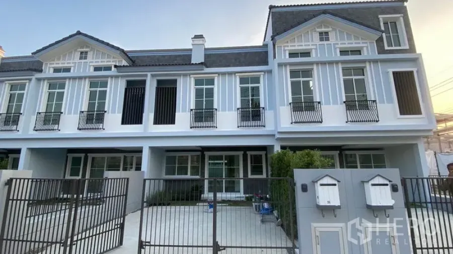 Townhouse for rent in Prawet, Bangkok - Contemporary two-storey townhouse facade in Prawet, Bangkok with gated driveway and small front yard.