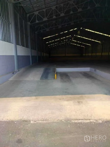 货栈 出租在Lat Krabang, Bangkok - 可驾车进入的装卸位通向宽阔仓库地面