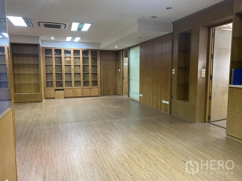 办公空间 出租在Din Daeng, Bangkok - 开放式办公区，木地板，内置柜与层架，搭配嵌灯照明。