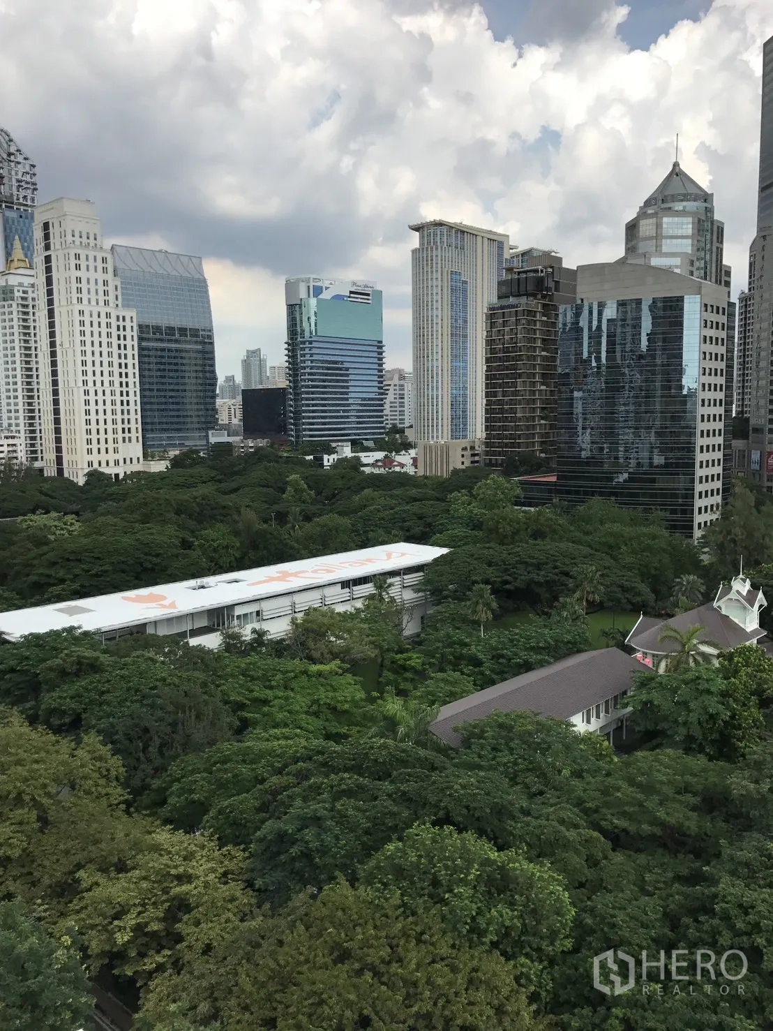 公寓 出租在Pathum Wan, Bangkok - 市中心天际线与公园树海视野，高楼层景观。