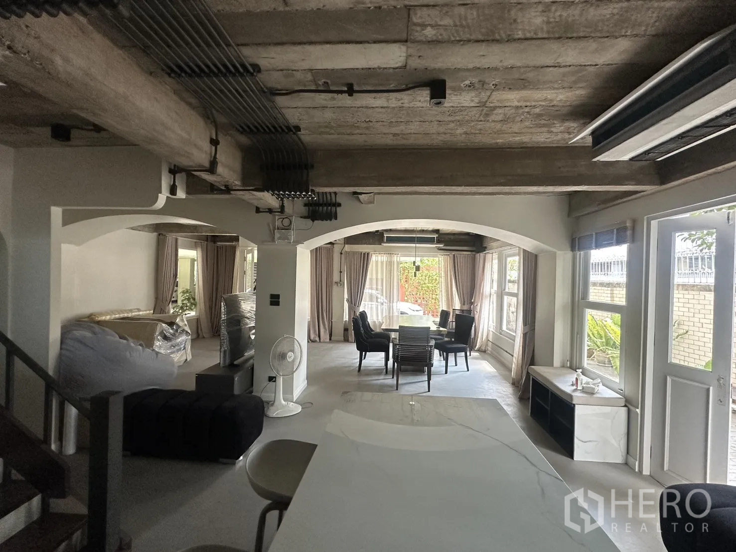 พื้นที่ขายของ for rent in Watthana, Bangkok - มุมมองจากไอแลนด์ครัวไปยังพื้นที่ค้าปลีกโปร่งโล่งมีหน้าต่างหลายบาน.