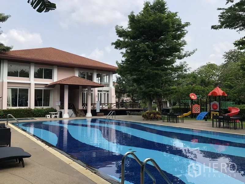 บ้าน ให้เช่าในWang Thonglang, Bangkok - คลับเฮาส์พร้อมสระว่ายน้ำและสนามเด็กเล่น ท่ามกลางสวนร่มรื่น
