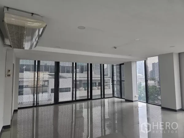 办公空间 出租在Sathon, Bangkok - 转角工作区配环绕玻璃及吊顶空调，采光充足。