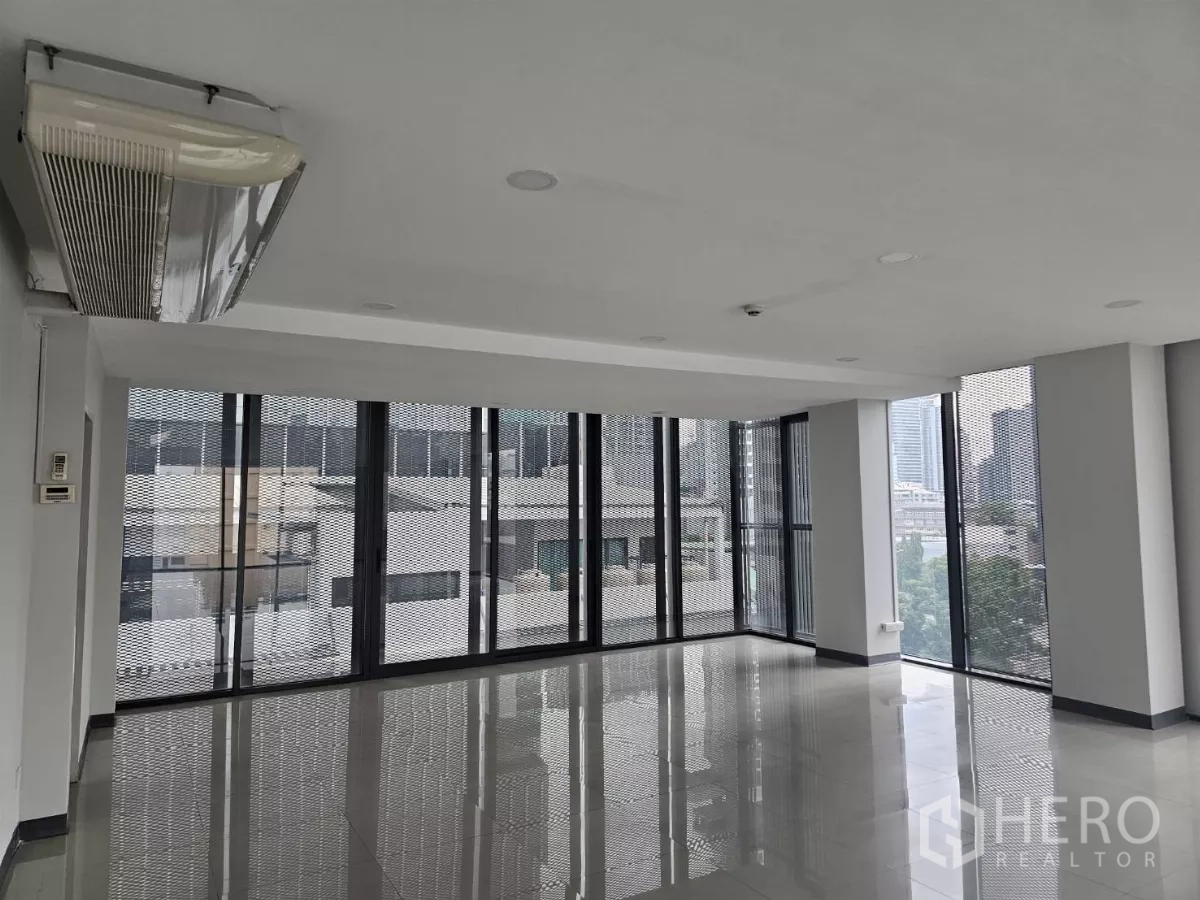 办公空间 出租在Sathon, Bangkok - 转角工作区配环绕玻璃及吊顶空调，采光充足。