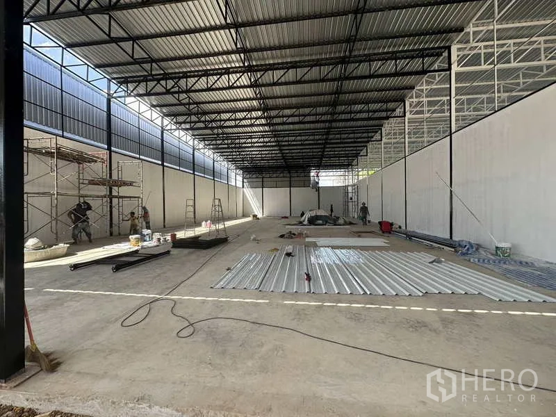Warehouse for rent in Lam Luk Ka, Pathum Thani - Warehouse interior with high-clear ceiling, steel trusses, white walls and daylight panels