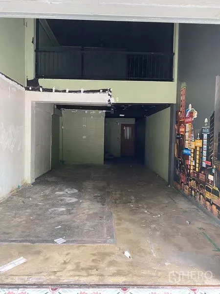 店屋 出租在Khlong Toei, Bangkok - 一层店面空间，挑高天花配夹层，水泥地面