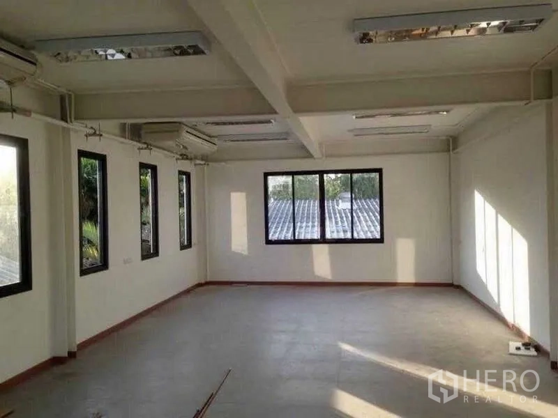 办公空间 出售在Ratchathewi, Bangkok - 采光充足的开放式办公区，设多扇窗、分体空调与吊顶灯。