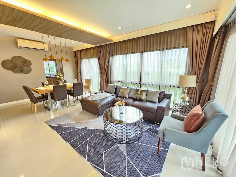 บ้าน ให้เช่าในPrawet, Bangkok - พื้นที่นั่งเล่น–รับประทานอาหารโปร่งโล่ง หน้าต่างบานใหญ่ โทนตกแต่งร่วมสมัย
