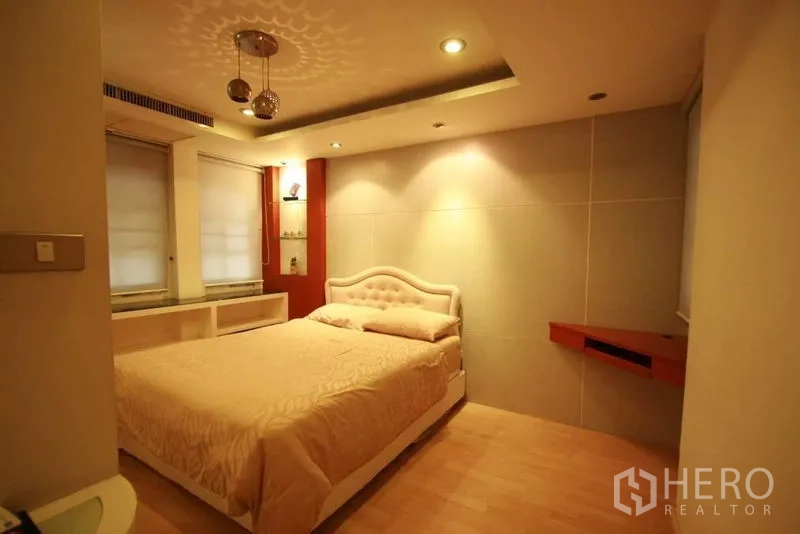 独立式住宅 出租在Bang Phli, Samut Prakan - 温馨卧室，阶梯吊顶与柔和灯光，软包床头板。