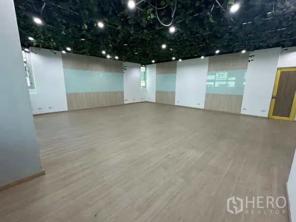 สำนักงาน ให้เช่าในRatchathewi, Bangkok - ห้องเทรนนิ่งขนาดใหญ่พื้นลายไม้ ฝ้าเพดานประดับใบไม้และไฟส่องสว่าง