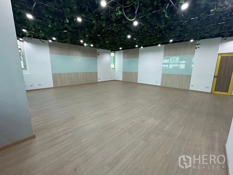 สำนักงาน ให้เช่าในRatchathewi, Bangkok - ห้องเทรนนิ่งขนาดใหญ่พื้นลายไม้ ฝ้าเพดานประดับใบไม้และไฟส่องสว่าง