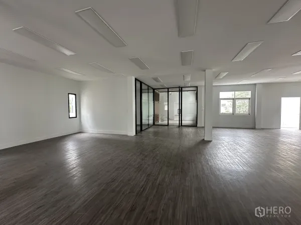 Retail Space for rent in Bang Rak, Bangkok - Wide open space featuring columns, windows and a glass-partitioned section.