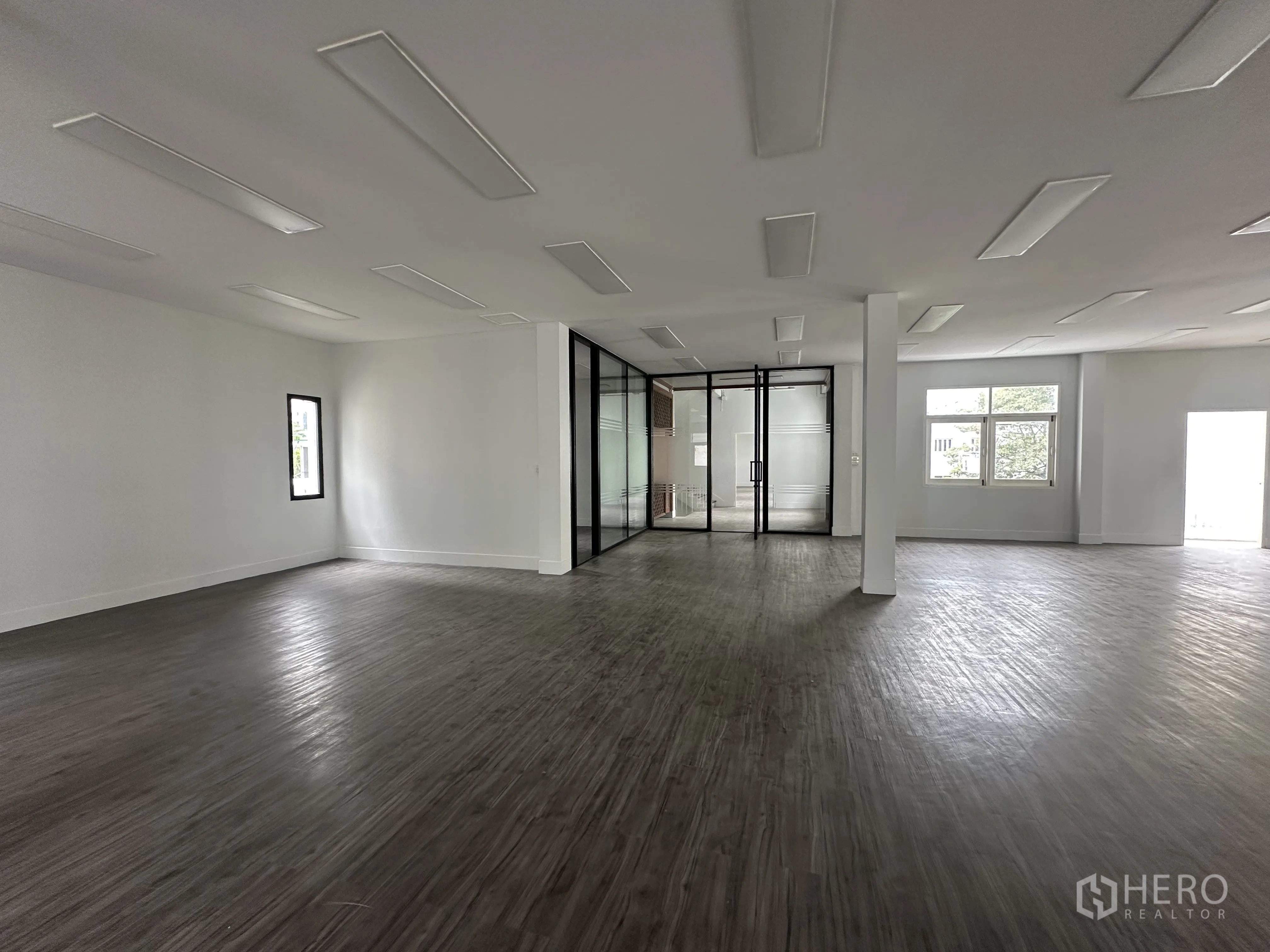 Retail Space for rent in Bang Rak, Bangkok - Wide open space featuring columns, windows and a glass-partitioned section.