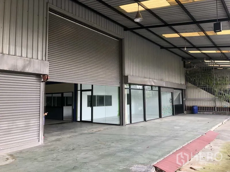 货栈 出租在Bang Phli, Samut Prakan - 带顶装卸区，配多樘卷帘门和玻璃门办公室。