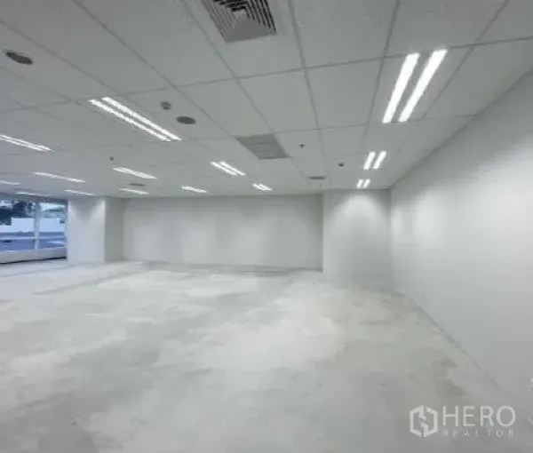 สำนักงาน ให้เช่า - พื้นโล่งผนังสีขาว ไฟแถบ LED และเลย์เอาต์ปรับใช้ได้ยืดหยุ่น