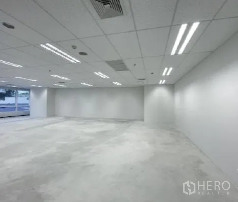 สำนักงาน ให้เช่า - พื้นโล่งผนังสีขาว ไฟแถบ LED และเลย์เอาต์ปรับใช้ได้ยืดหยุ่น