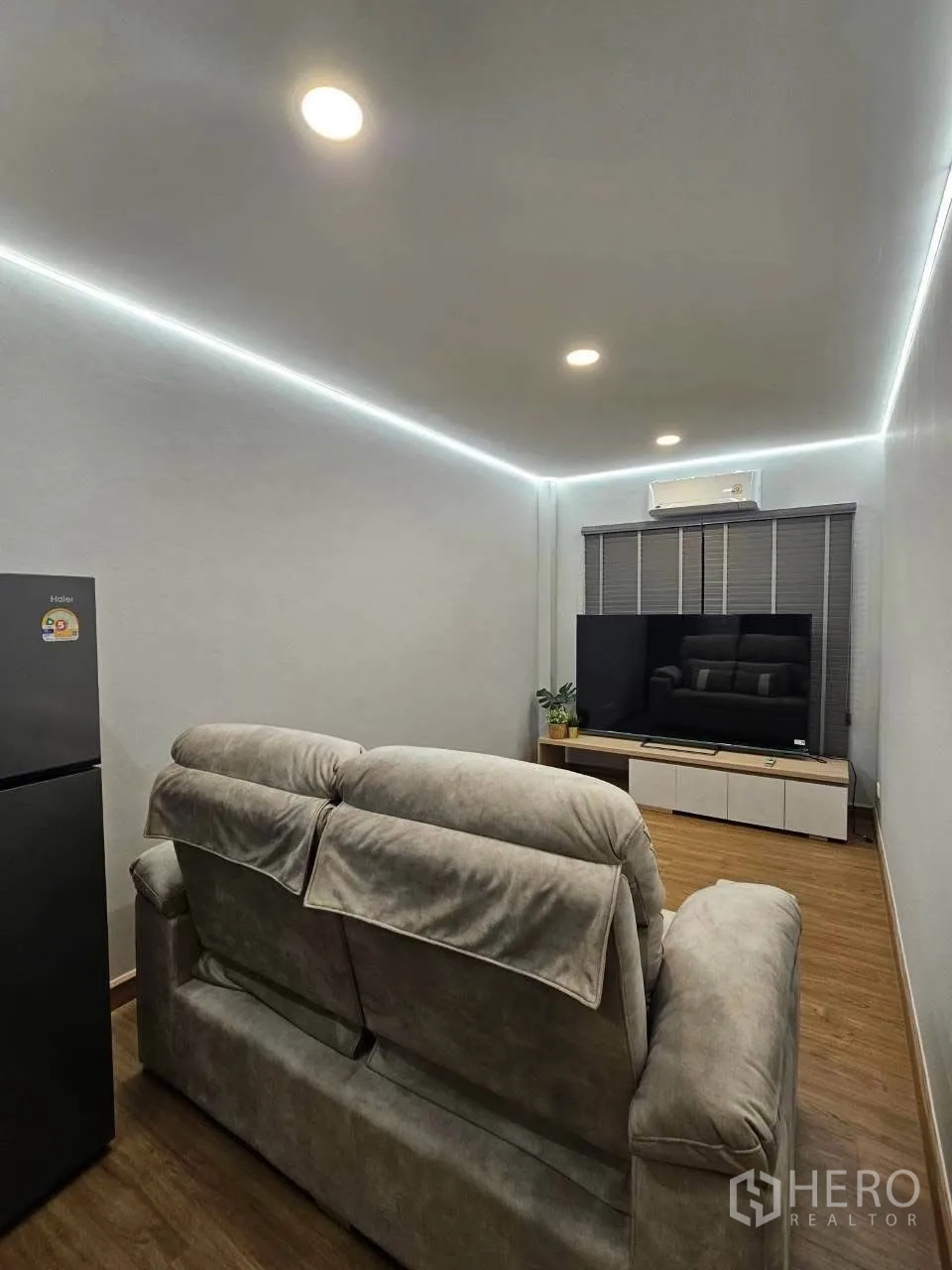 Detached House for rent or sale in Bang Phli, Samut Prakan - Compact media room with sofa, TV console, and ceiling lighting.