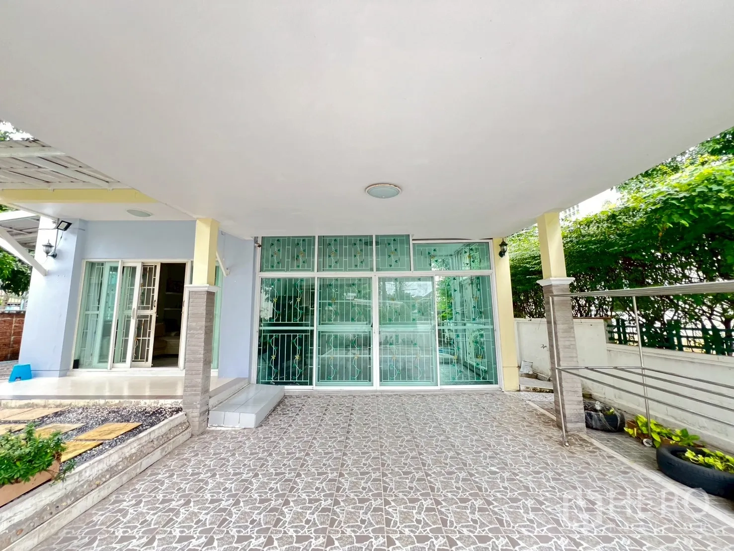 บ้าน ขายในMin Buri, Bangkok - ซูมบริเวณโรงจอดรถ ประตูกรอบสีเขียวและเสาแต่งหิน