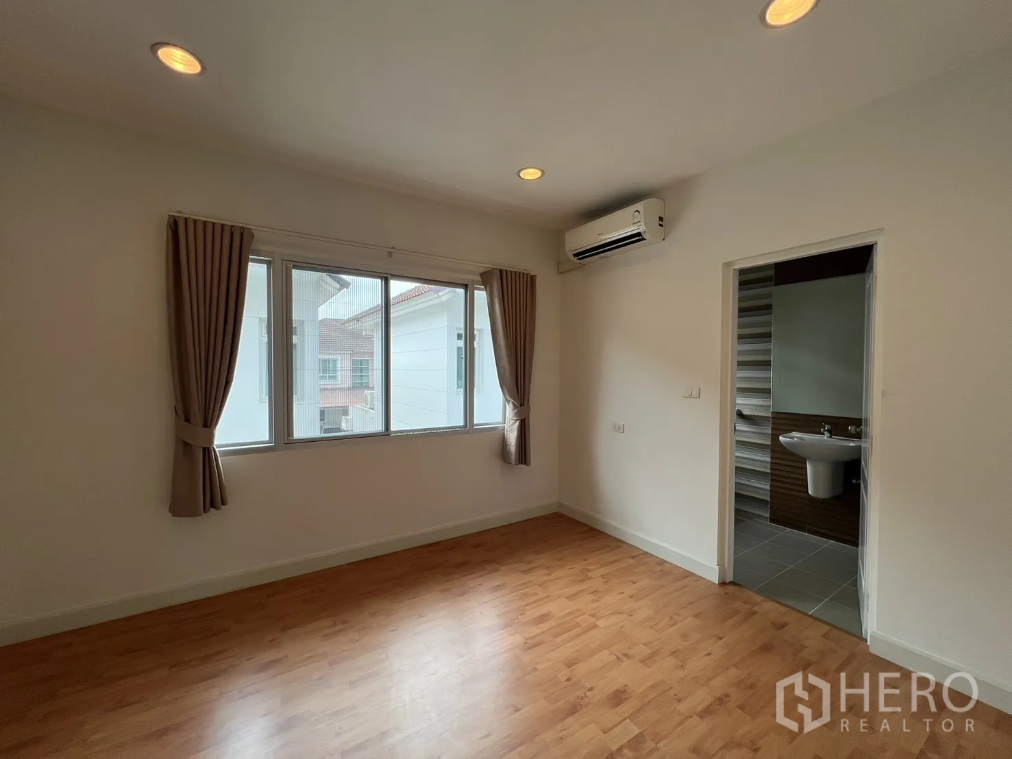 Detached House for rent in Saphan Sung, Bangkok - Bathroom with beige accent tiles, window and shower.