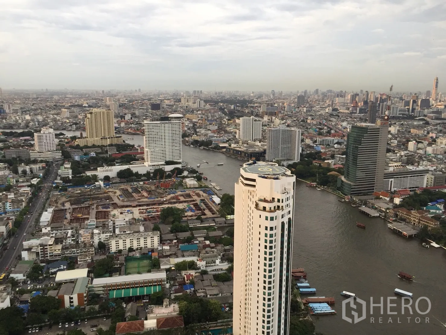 Condominium for rent or sale in Khlong San, Bangkok - High-floor view of the Chao Phraya River and Bangkok skyline.
