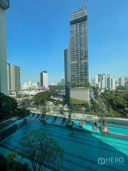 คอนโด ให้เช่าในRatchathewi, Bangkok - วิวสระว่ายน้ำสไตล์รีสอร์ทและเส้นขอบฟ้ากรุงเทพจากคอนโด