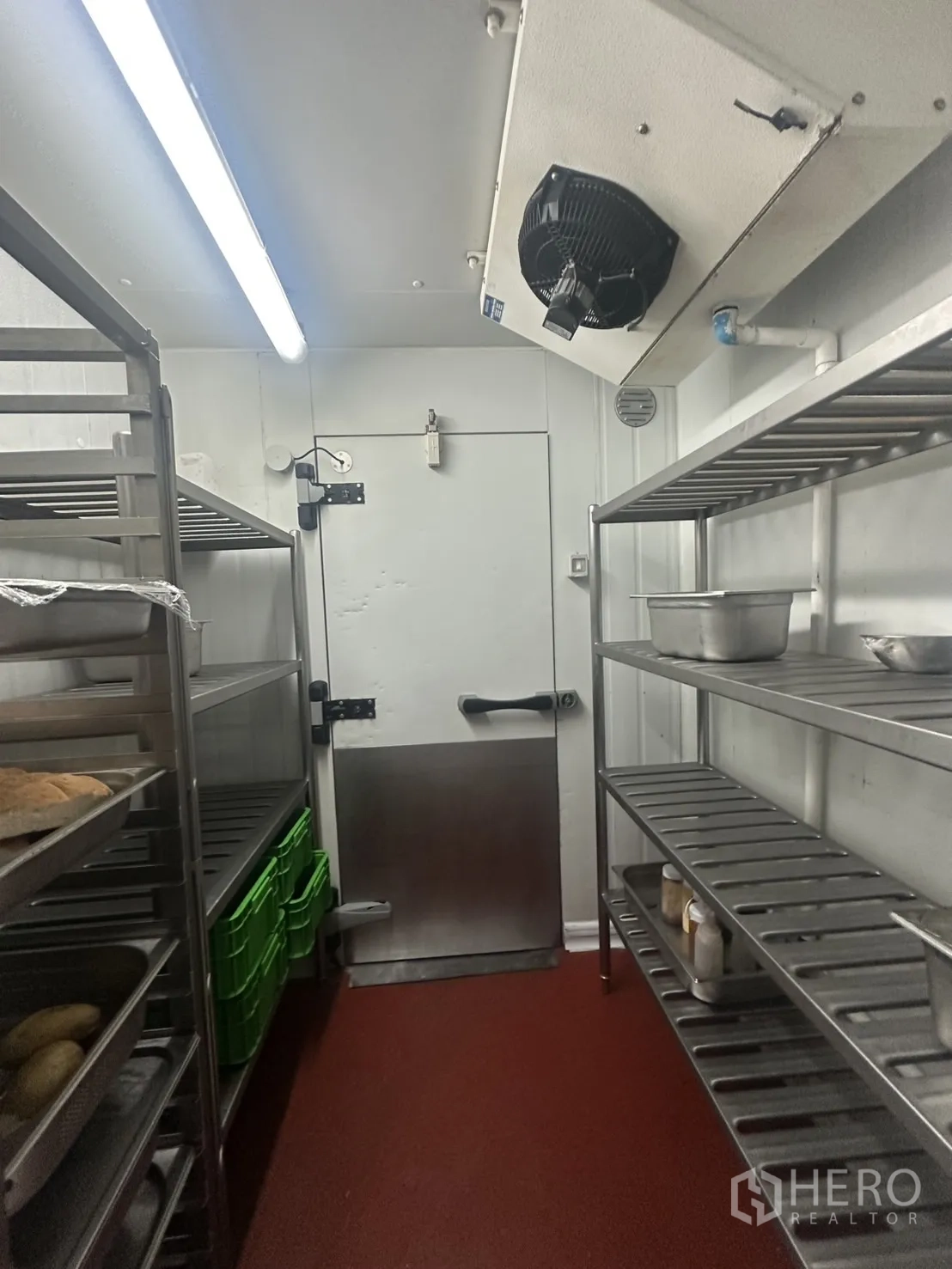 Retail Space for rent in Khlong Toei, Bangkok - Walk-in cold room with metal shelving and red flooring.