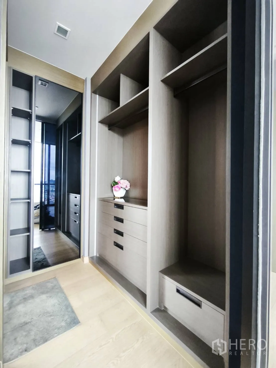 คอนโด for rent in Watthana, Bangkok - วอล์กอินโคลเซ็ตพร้อมชั้นวาง ลิ้นชัก และกระจกเต็มบาน