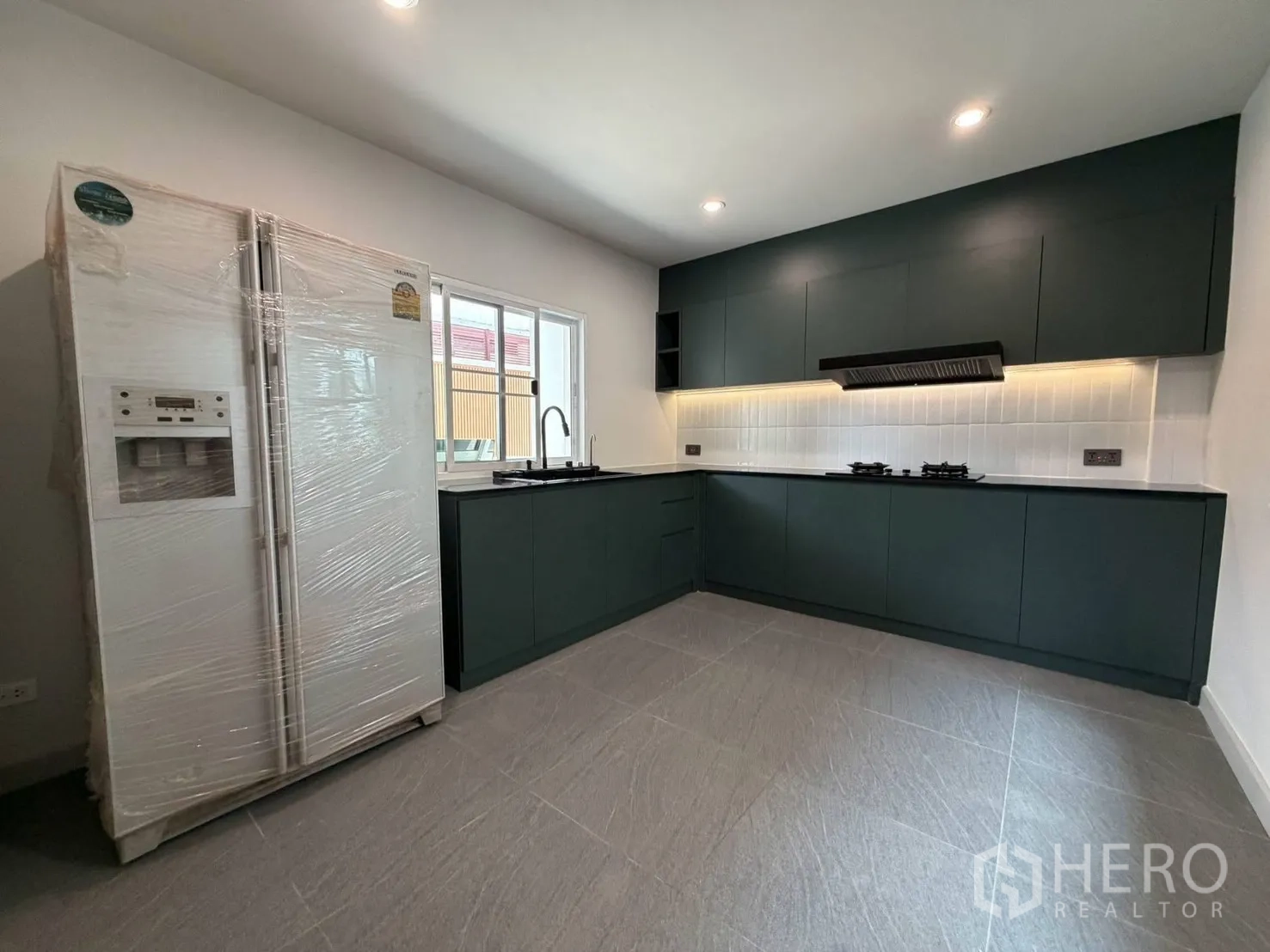บ้านเดี่ยว for rent in Suan Luang, Bangkok - ครัวรูปตัวแอลร่วมสมัย ตู้บิลท์อิน และตู้เย็นสองประตู