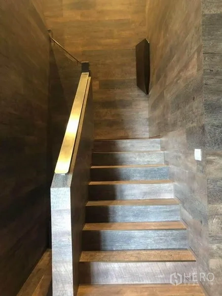 公寓 出租在Pathum Wan, Bangkok - 室内木质楼梯与扶手