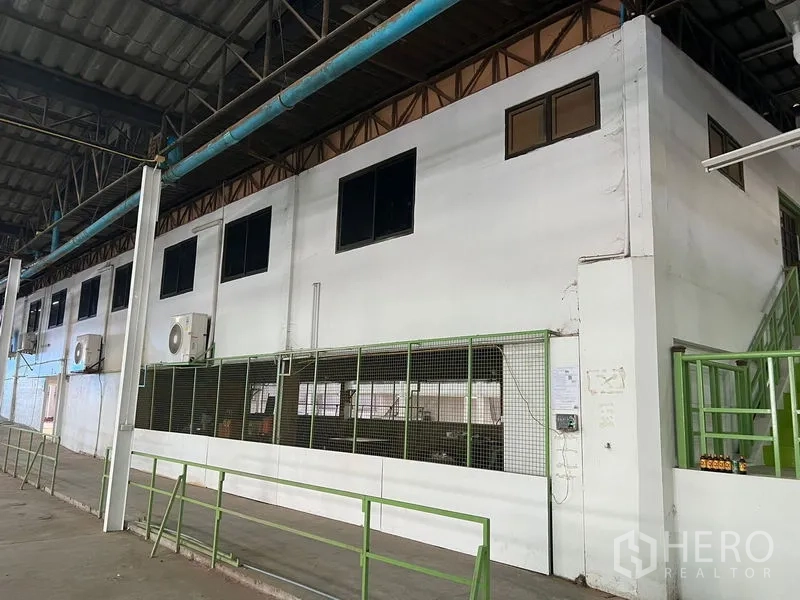 คลังสินค้า ให้เช่าในSamut Prakan - อาคารสำนักงานภายใน 2 ชั้น มีหน้าต่าง เครื่องปรับอากาศ และราวกันสีเขียว