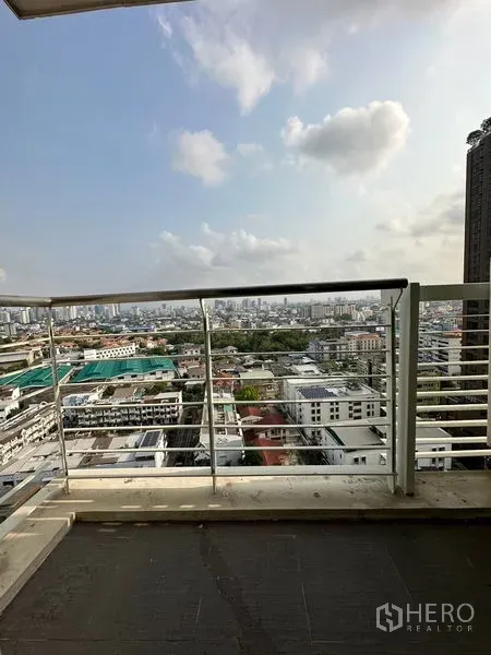 公寓 出售在Watthana, Bangkok - 私人阳台，金属栏杆，可眺望城市与社区景致。