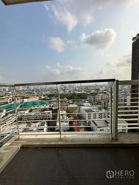 公寓 出售在Watthana, Bangkok - 私人阳台，金属栏杆，可眺望城市与社区景致。