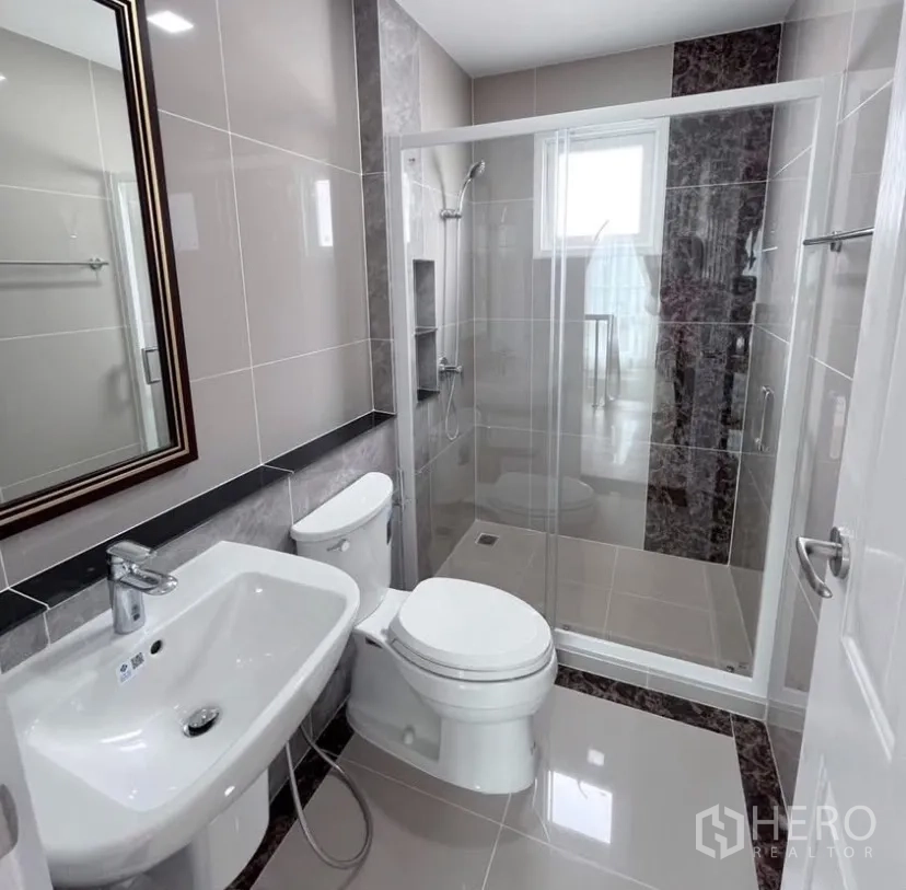 บ้าน ให้เช่าในMueang Samut Prakan, Samut Prakan - ห้องน้ำสไตล์โมเดิร์น พร้อมตู้กระจกอาบน้ำ กระเบื้องผนัง อ่างล้างหน้า และโถสุขภัณฑ์