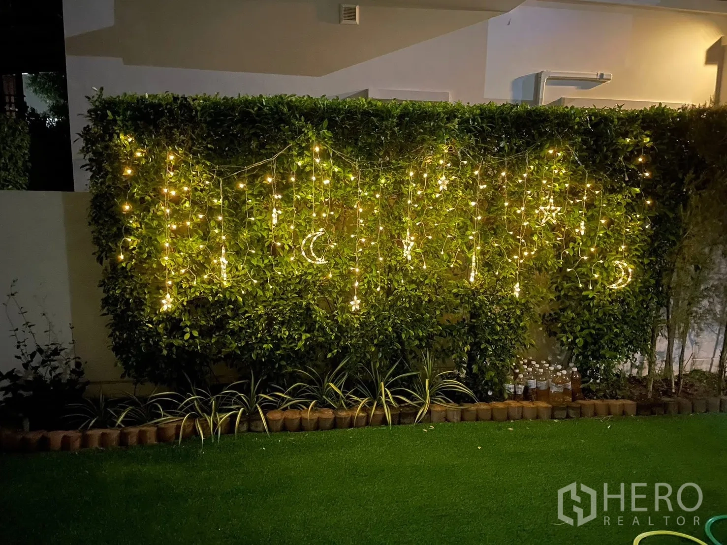 บ้านเดี่ยว for rent or sale in Bang Phli, Samut Prakan - สวนตอนกลางคืนกับแนวต้นไม้ประดับไฟแขวนระย้า