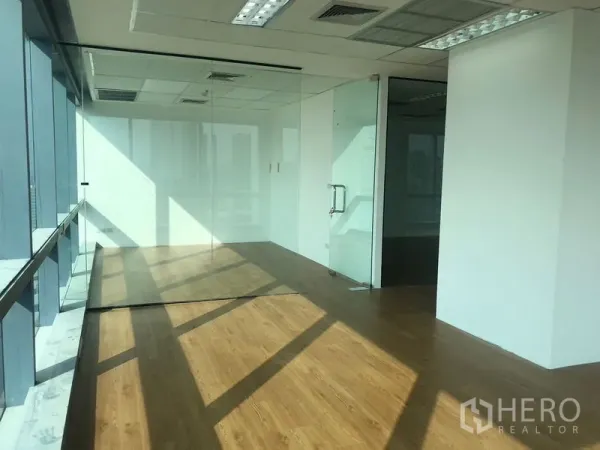 办公空间 出租在Din Daeng, Bangkok - 采光充足的玻璃墙工作区，带玻璃门与充足自然光。