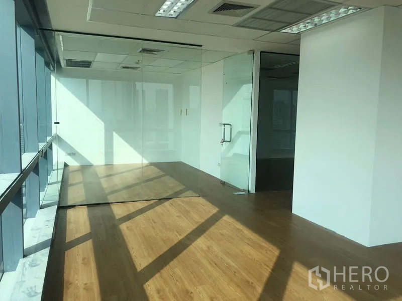 办公空间 出租在Din Daeng, Bangkok - 采光充足的玻璃墙工作区，带玻璃门与充足自然光。