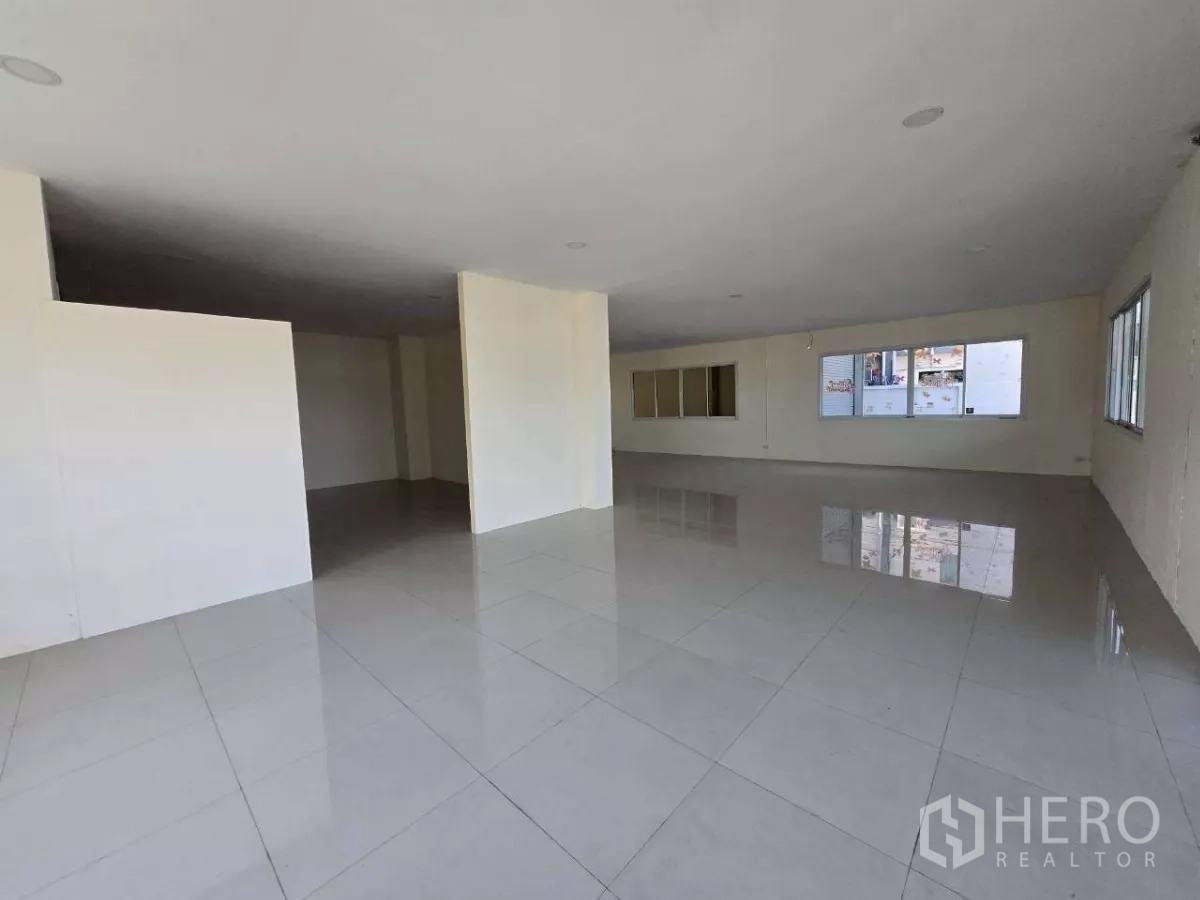 Factory for rent or sale in Mueang Samut Sakhon, Samut Sakhon - Bright open-plan office level with tiled floors, recessed lighting and wide windows.