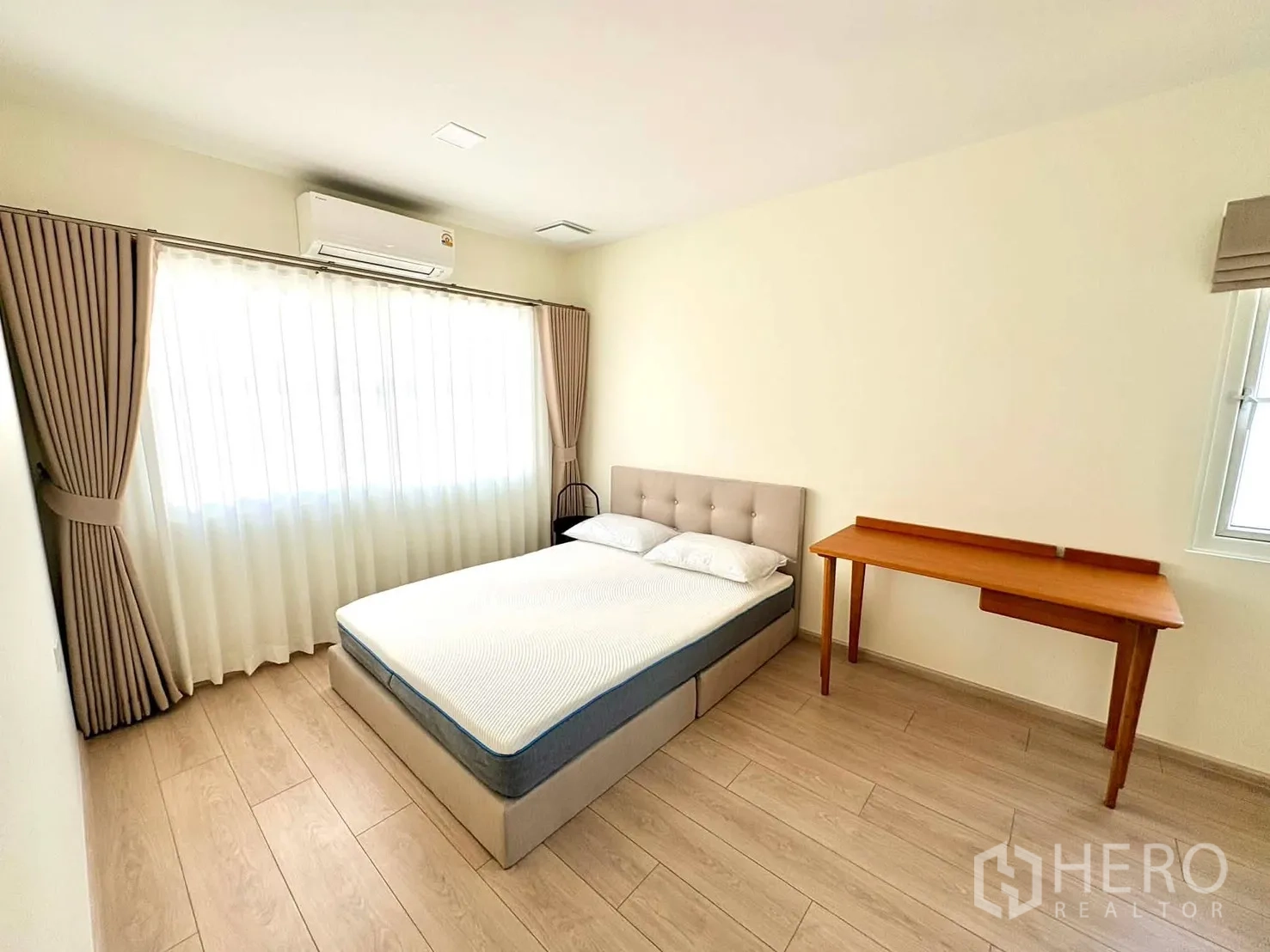 บ้าน for rent in Bang Phli, Samut Prakan - ห้องนอนใหญ่กว้างพร้อมเตียงบุนวม โต๊ะทำงาน และหน้าต่างบานกว้าง
