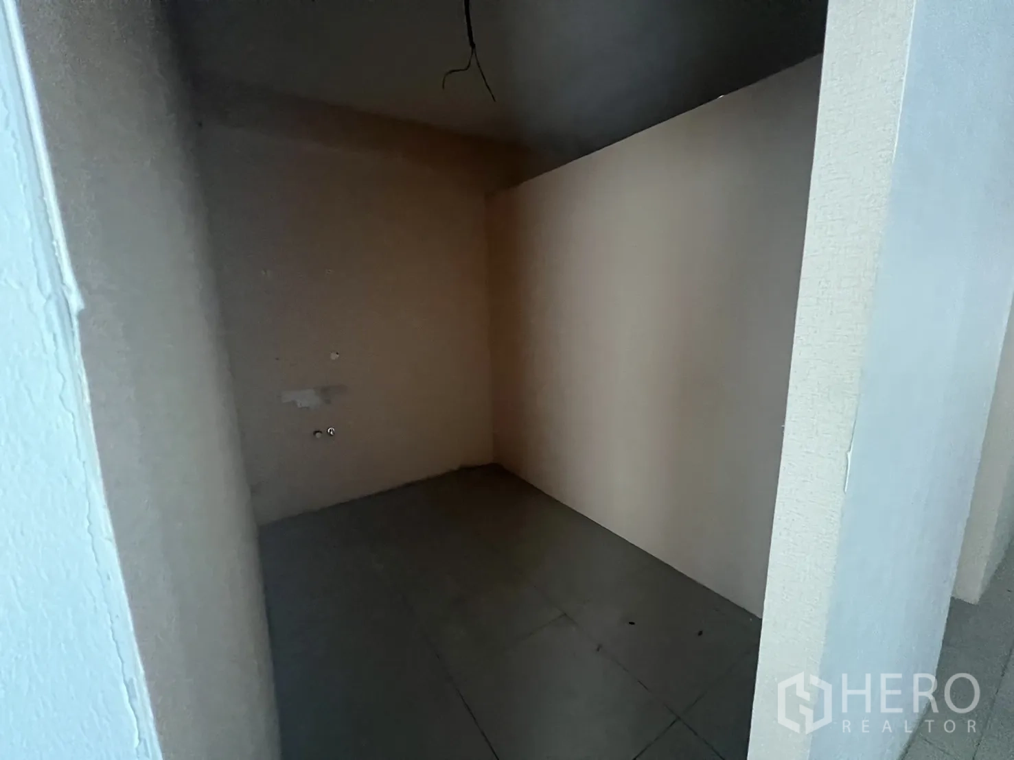 零售空间 出租在Khlong Toei, Bangkok - 储物间，素色墙面与灰色地砖。