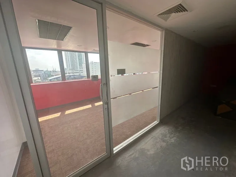 办公空间 出租在Khlong Toei, Bangkok - 磨砂玻璃滑门进入会议室，外侧可见城市景观。
