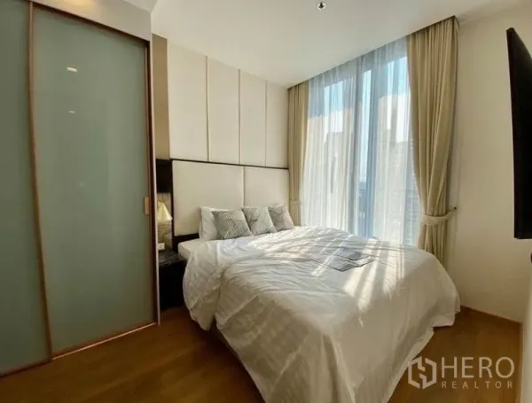 公寓 出租在Watthana, Bangkok - 温馨卧室，软包床头与通高窗户，采光充足。