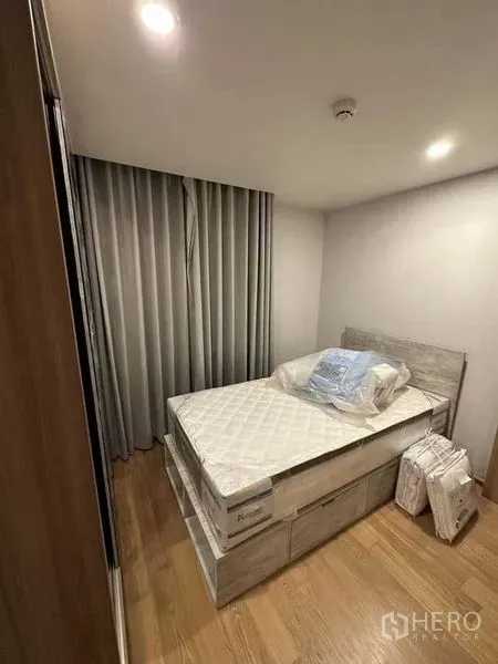 公寓 出租在Pathum Wan, Bangkok - 次卧带储物床箱与落地窗帘