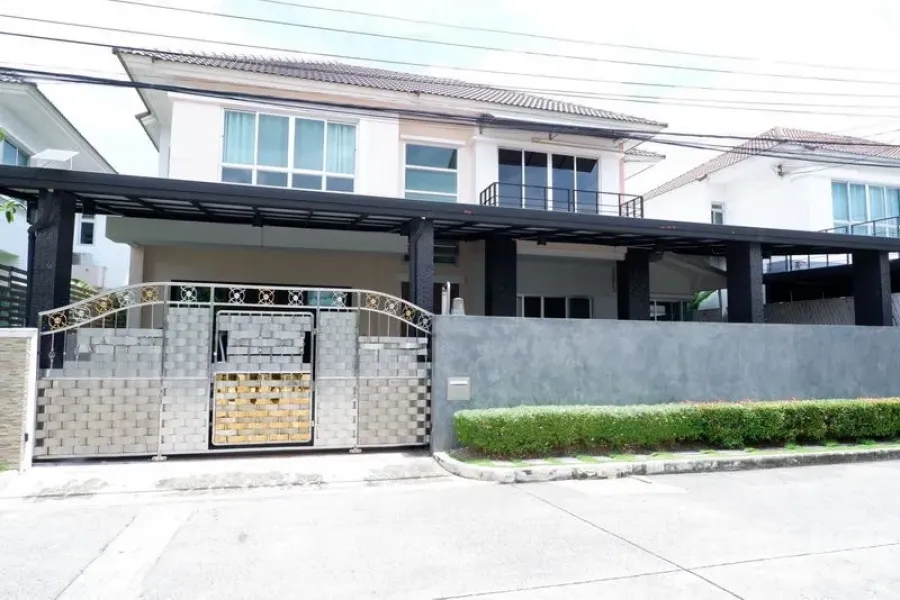 Detached House for sale in Saphan Sung, Bangkok - Modern two-storey detached house with gated frontage and long canopy.