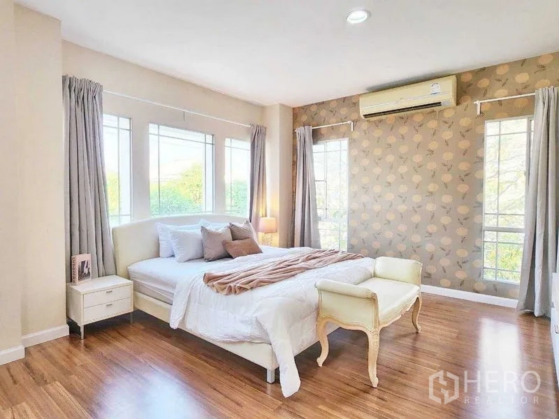 独立式住宅 出租在Prawet, Bangkok - 主卧另一角，特色背景墙、长凳与大窗引入自然光。