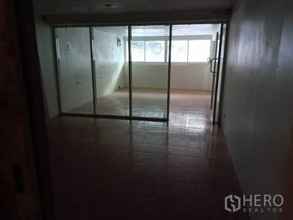 Retail Space for rent in Watthana, Bangkok - Glass-partitioned room with windows bringing natural light into the retail unit.